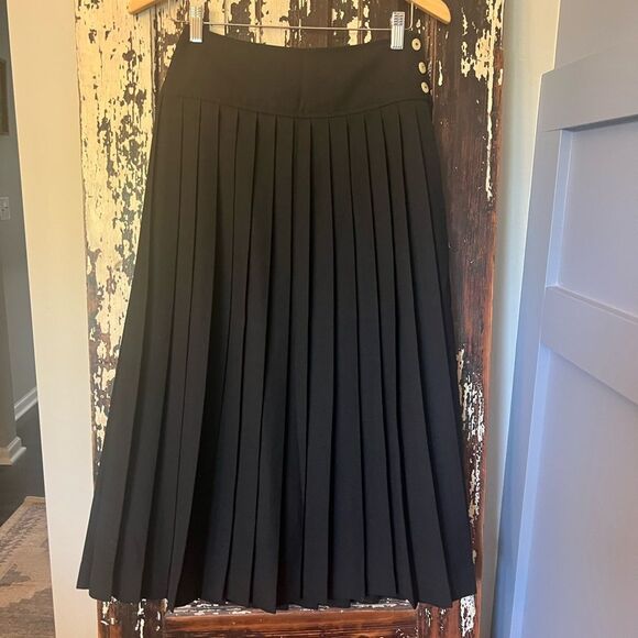 Vintage Chopard Elegant Black Pleated Skirt with Button Detail size 8. - Picture 6 of 9